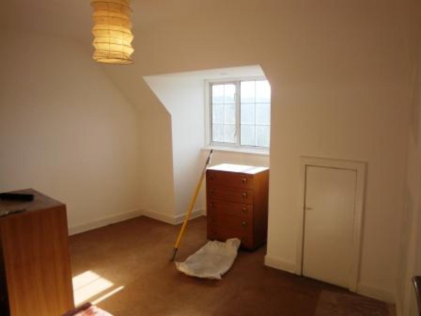 			4 Bedroom, 1 bath, 1 reception Flat			 Market Place, GOLDERS GREEN/HAMPSTEAD GARDEN SUBURB